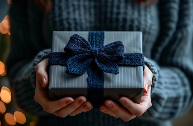 boîte à cadeaux en main boîte de don en main