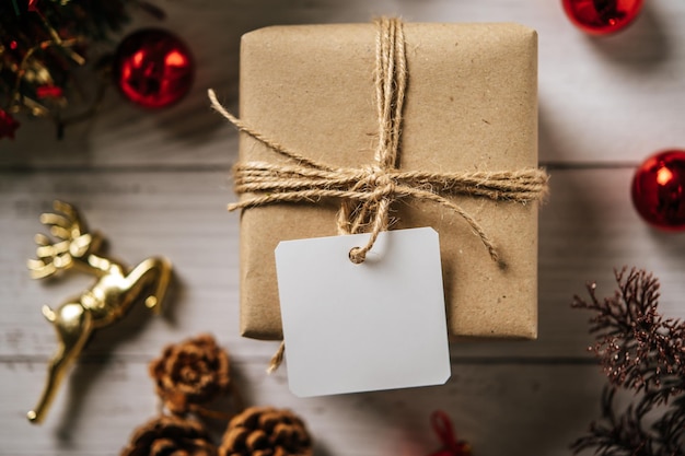 Photo boîte à cadeaux avec un petit cadeau sur un fond en bois blanc