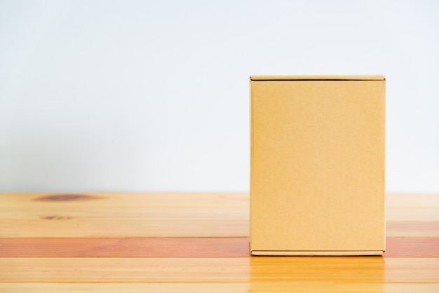 Boîte en carton brun vide sur table en bois