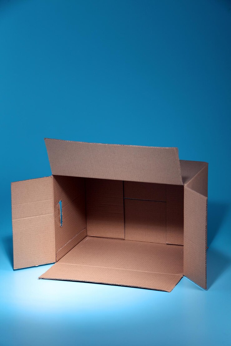 Photo boîte en carton brune sur fond bleu