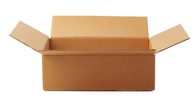Boîte de carton brune ouverte isolée sur blanc
