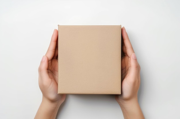 Boîte en carton carrée dans les mains des femmes Vue supérieure fond blanc