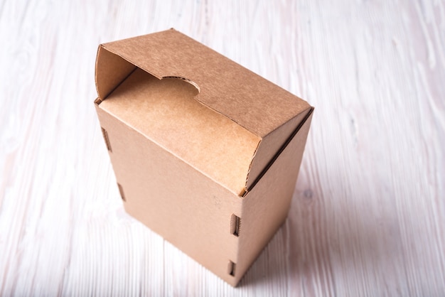 Boîte en carton avec couvercle sur une surface en bois