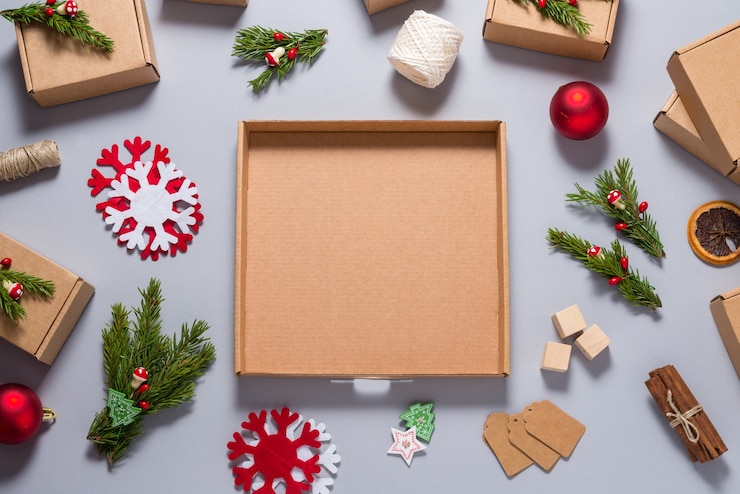 Photo boîte en carton décorée d'ornement d'arbre de noël sur fond gris