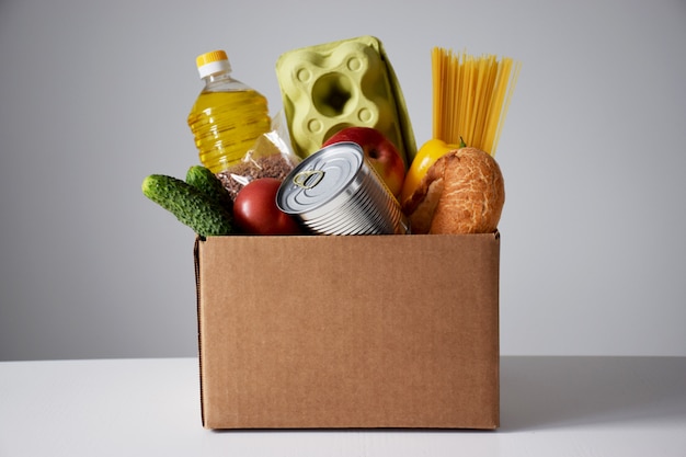 Photo boîte en carton de don avec des légumes