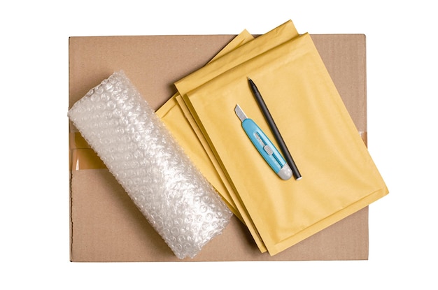 Boîte en carton film à bulles pour smartphone et outils d'emballage Le concept d'emballage de colis pour une boutique en ligne Vue d'en haut Isolé sur fond blanc