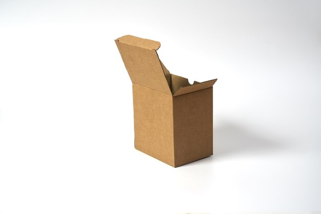 Boîte en carton sur un fond blanc isolé