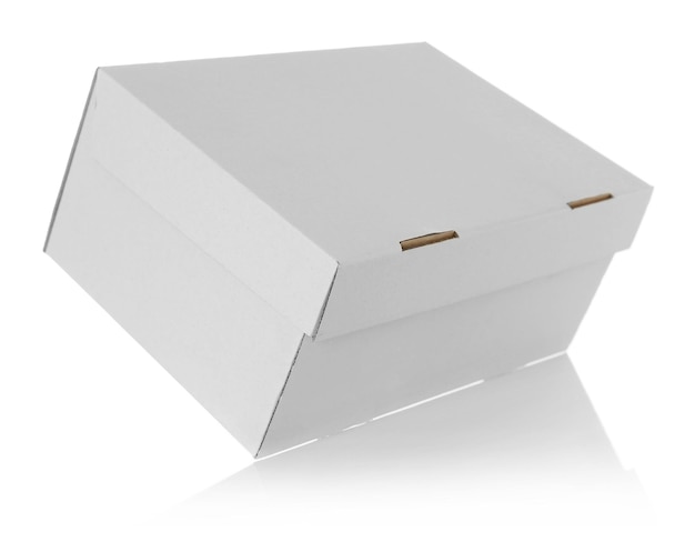 Photo boîte en carton sur fond blanc
