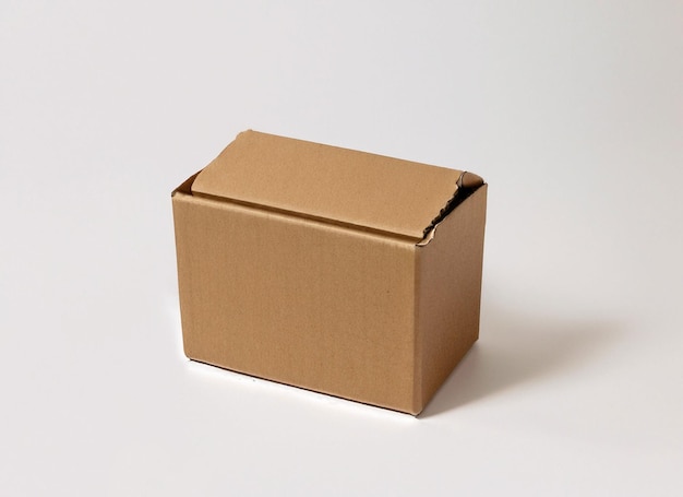Boîte en carton sur fond blanc