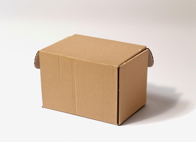 Boîte en carton sur fond blanc