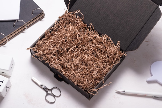 Boîte en carton noir sur un bureau en bois