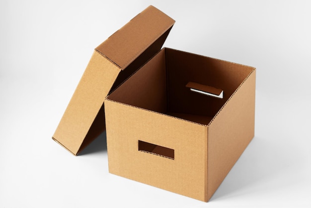 Boîte en carton ouverte avec couvercle