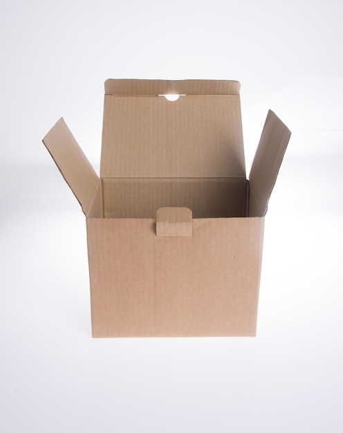 Boîte en carton ouverte sur fond blanc