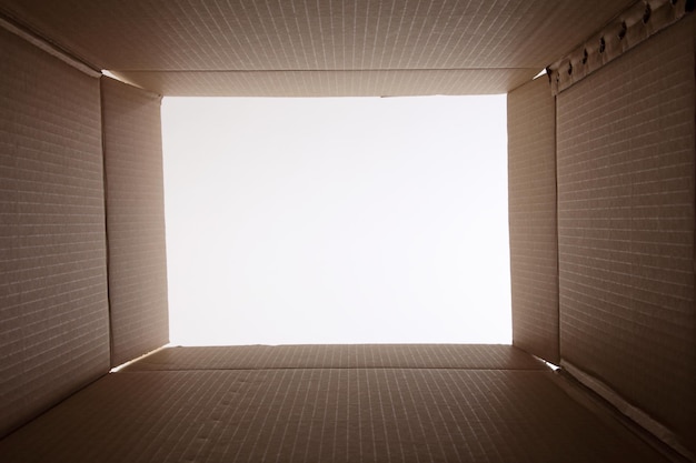 Boîte en carton ouverte sur fond blanc