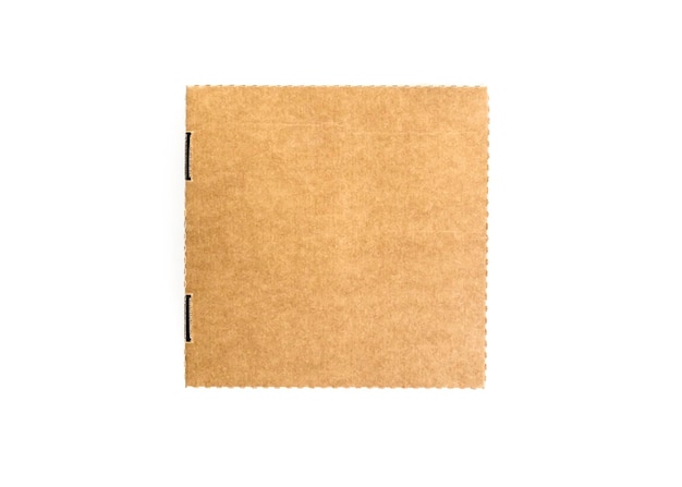 Boîte en carton plat carré sur fond isolé blanc