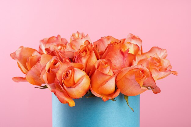 Boîte en carton avec roses