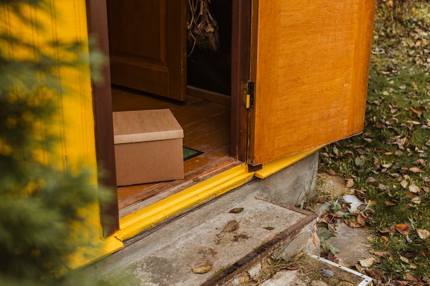 Photo boîte en carton sur tapis à l'intérieur