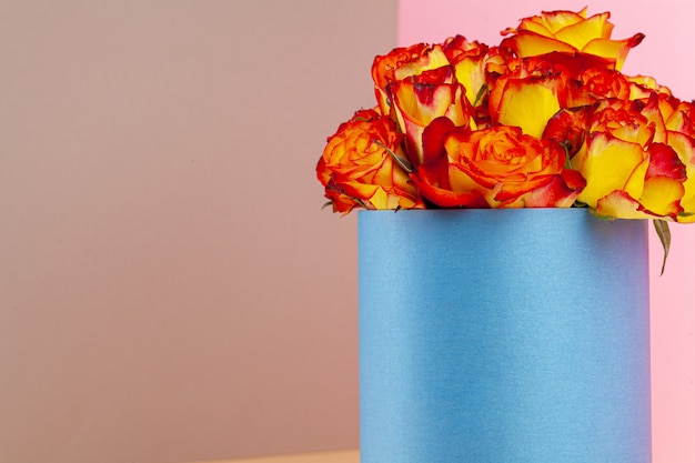 Boîte à chapeau avec beau bouquet de roses