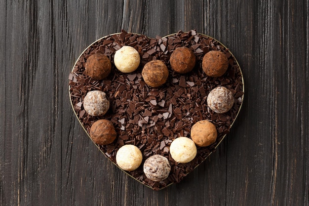 Boîte de chocolat pour la Saint Valentin sur fond sombre