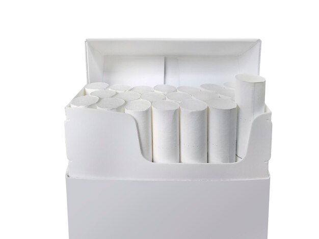 Boîte de cigarettes isolée sur fond blanc