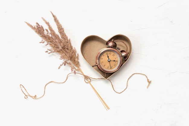 Boîte coeur en carton cadeau avec montre ancienne