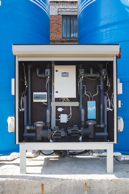 Boîte de commutation de complexes de pompe à tour d'eau bleue avec vannes et boutons de surveillance