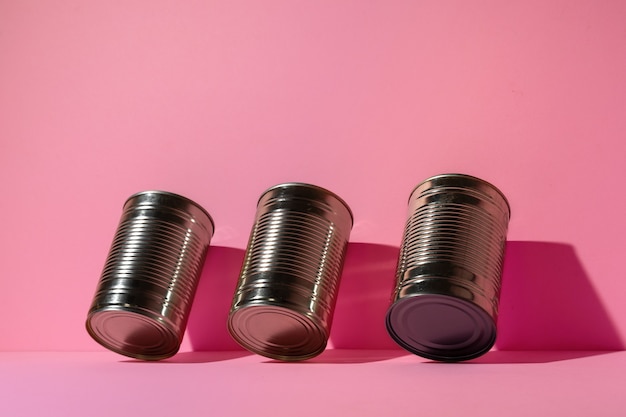 Boîte de conserve sur fond de studio rose