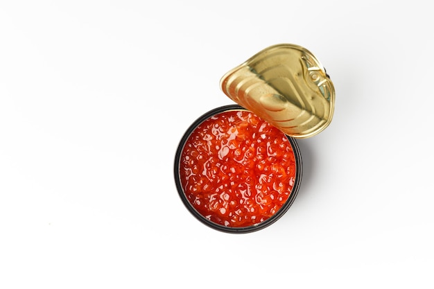 Boîte de conserve ouverte avec vue de dessus de caviar rouge