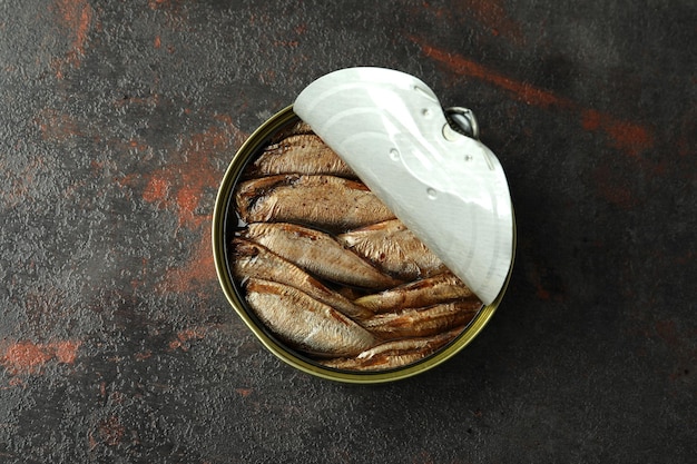 Boîte de conserve de sprats sur fond texturé