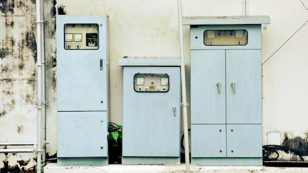 Boîte de contrôle électrique sur chantier.