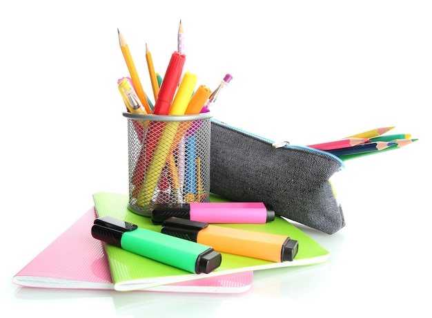 Photo boîte à crayons avec matériel scolaire isolé sur blanc