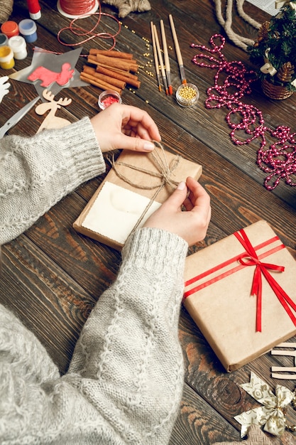 Boîte de décoration femme avec des cadeaux de Noël