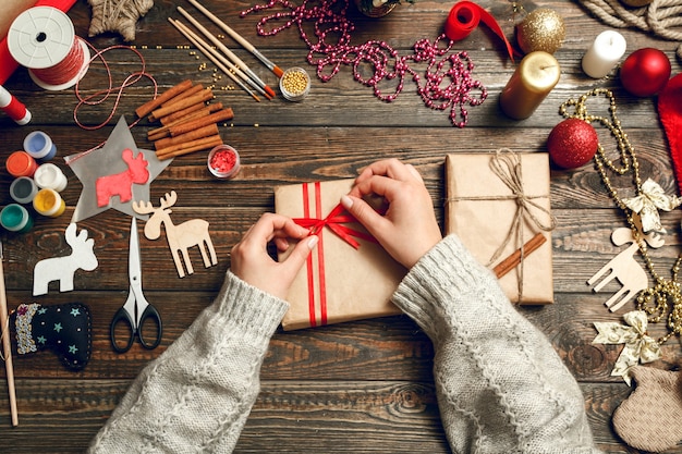 Boîte de décoration femme avec des cadeaux de Noël