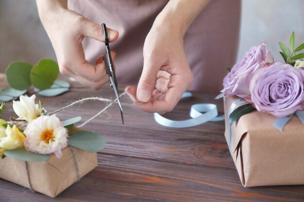 Boîte de décoration fleuriste avec gros plan de fleurs