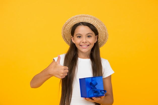 Boîte décorée emballée dans les mains d'une fille mignonne, concept de bon choix