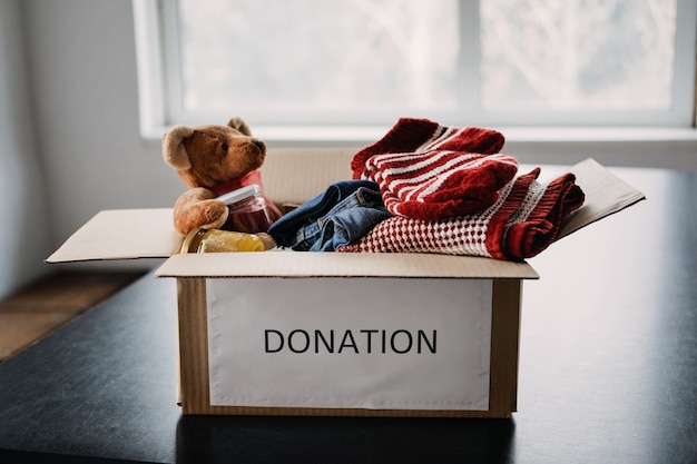 Boîte de dons de cadeaux de charité aide les réfugiés et les sans-abri Noël boîte de dons de charité de Noël