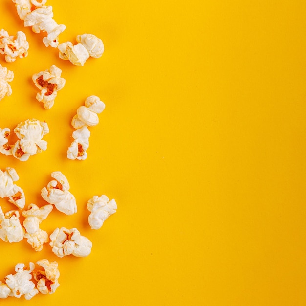 une boîte avec du pop-corn sur un fond jaune en gros plan