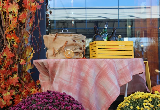 Boîte avec du vin près d'un pot pour vin chaud dans un environnement d'automne