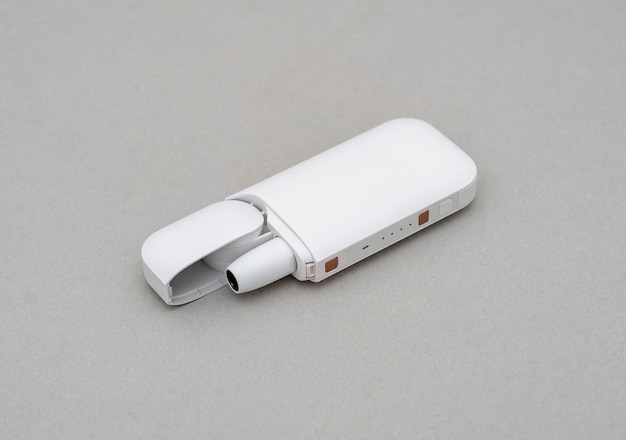 Photo boite avec embout pour cigarette électronique de couleur blanche sur fond gris