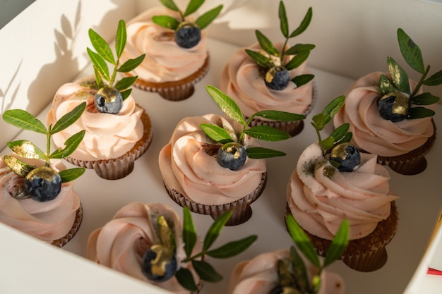 Boîte festive de cupcakes roses.