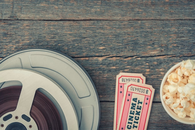 Photo boîte avec film, deux billets pour les films et pop-corn se trouvent sur la table