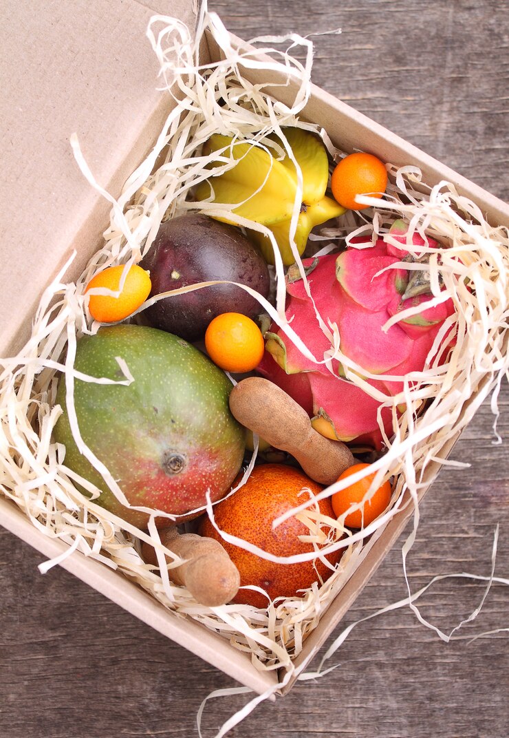 Boîte de fruits exotiques (mangue, fruit de la passion, carambole, orange, kumquat, fruit du dragon)