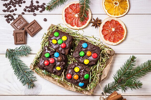 Boîte à gâteaux savoureuse avec des décorations de Noël