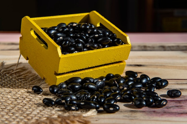 Boîte jaune avec haricots noirs brésiliens