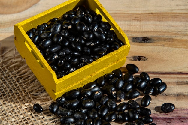 Boîte jaune avec haricots noirs brésiliens