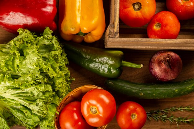 Boîte avec des légumes frais sur la table