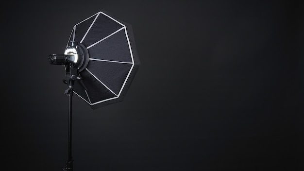 Boîte à lumière de studio photo professionnelle et flash sur le trépied pour la production de photos ou de vidéos