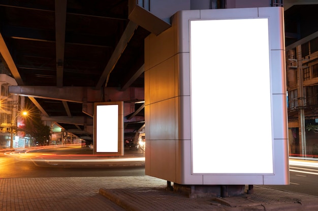 Une boîte à lumière verticale blanche vide installée sous l'autoroute