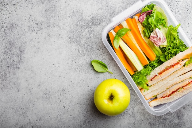 Boîte à lunch avec des aliments sains