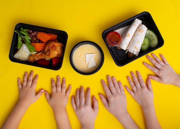 Boîte à lunch d'école avec vue de dessus de composition à plat de légumes de viande de bouillie